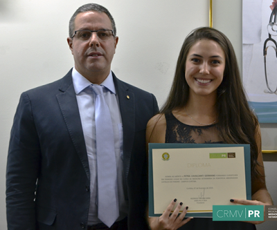 Formanda de Medicina Veterinária recebe certificado do CRMV-PR