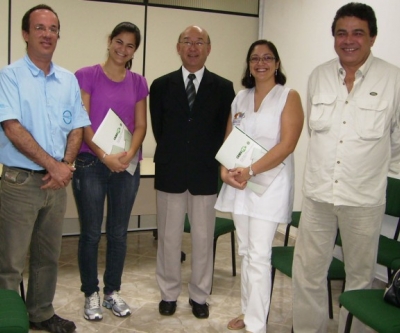 CRMV-PR entrega cédulas a novos inscritos