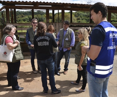 CRMV-PR, Adapar e Vigilância interditam estabelecimento em Santa Felicidade