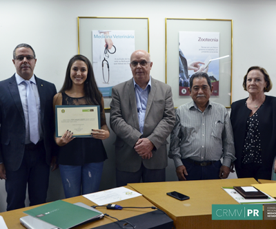 Formanda de Medicina Veterinária recebe certificado do CRMV-PR