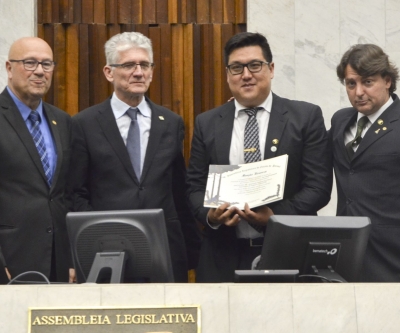 Dia do Médico Veterinário é celebrado na Assembleia Legislativa do Paraná