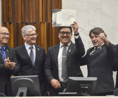 Dia do Médico Veterinário é celebrado na Assembleia Legislativa do Paraná