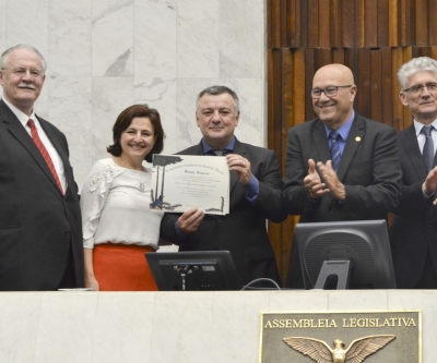 Dia do Médico Veterinário é celebrado na Assembleia Legislativa do Paraná