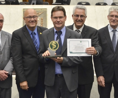 Dia do Médico Veterinário é celebrado na Assembleia Legislativa do Paraná