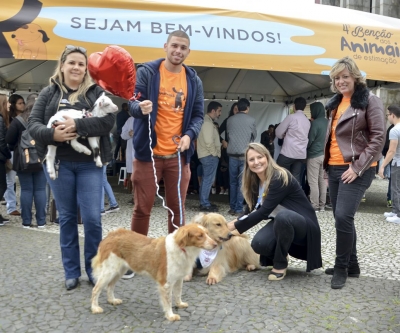 Feira de adoção de cães reabilitados marca Dia Mundial dos Animais em Curitiba