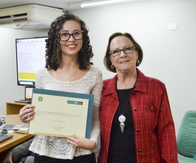 Acadêmica de medicina veterinária é homenageada pelo CRMV-PR