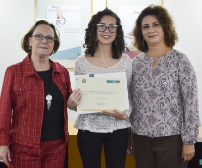 Acadêmica de medicina veterinária é homenageada pelo CRMV-PR