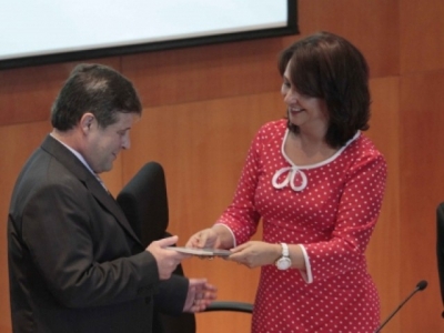 Presidente da CNA, Kátia Abreu, entrega ao ministro Mendes Ribeiro, o sistema que permitirá a integração dos registros e das movimentações dos rebanho