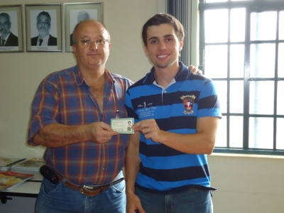 Delegado Aurélio Costa Neto entrega o documento a Diego Cardoso Pilotti
