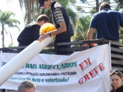 Fiscais agropecuários distribuem 11 mil quilos de laranja em prostesto