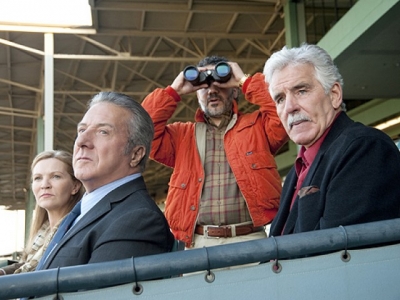 Joan Allen (esq.), Dustin Hoffman, John Ortiz e Dennis Farina em cena do seriado 