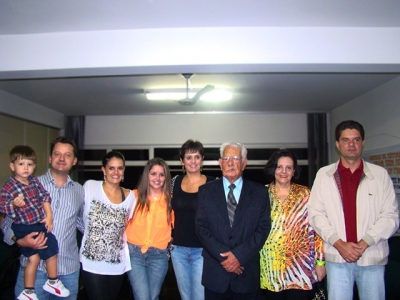 O homenageado Ênio Batista Rosas, sua filha Marilene Mattar, netos e bisnetos.