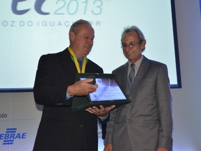 professor Sebastião de Campos Valadares Filho, da Universidade Federal de Viçosa, Minas Gerais, e Eliel de Freitas, presidente do CRMV-PR