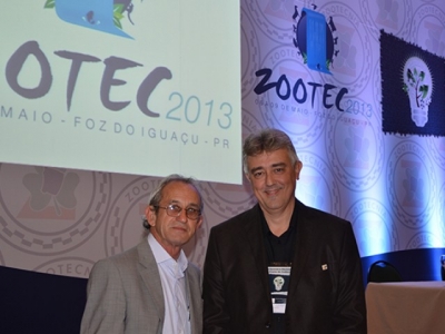 O professor Celso Carrer e o presidente do CRMVPR, Eliel de Freit, em Foz do Iguaçu.