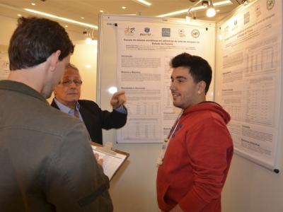 O professor Newton Pohl Ribas e o zootecnista recém-formado Maycon Almeida  apresentam relatório de análise da qualidade de leite do Paraná.