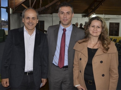 Gustavo Fruet, prefeito de Curitiba, Alexander Biondo, Diretor do Departamento de Pesquisa e Conservação da Fauna e Roberlayne Roballo, Secretária de 