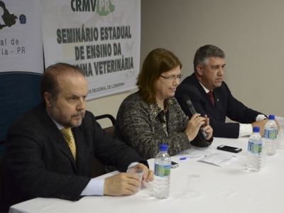 Felipe Wouk, secretário geral CFMV, Carmem Grumadas, coordenadora do colegiado de medicina veterinária da UEL, Felipe Pohl, tesoureiro CRMV-PR