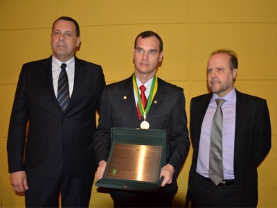 O professor José Ricardo Pachaly, vice-presidente do CRMV-PR, e o Secretário-Geral do CFMV, Felipe Wouk, com o professor Renato de Lima Santos, que re