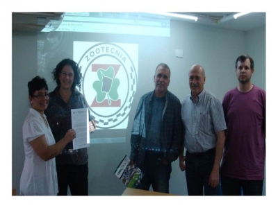 Ana Alix Mendes de Almeida Oliveira entrega proposta a Leandra Kiill do CRMV-PR