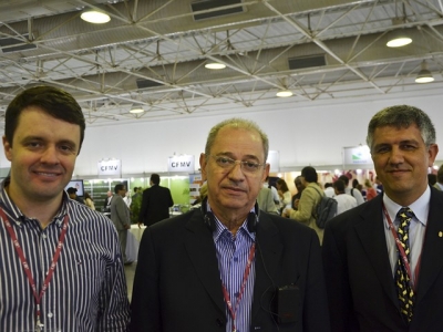 Juliano Hoffmann, secretário geral do CRMV-PR, Décio Coutinho, Coordenador Geral da PGA e da Comissão de Sanidade da CNA e Felipe Pohl de Souza, tesou