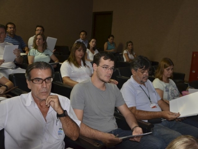 Carlos Bonezzi, fiscal de Defesa Agropecuária da ADAPAR, Alessandro Caseri e Valmor Venturini, da Prefeitura de Londrina, e a professora Carmen Grumad