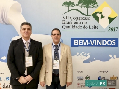 Rodrigo de Almeida, médico veterinário e organizador do Congresso, ao lado do presidente do CRMV-PR, Rodrigo Távora Mira.