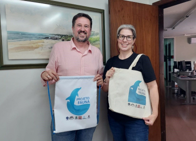 Na foto: Secretário-geral do CRMV-PR, Leonardo Nápoli e a médica-veterinária Letícia Koproski com a bolsa do Projeto Fauna